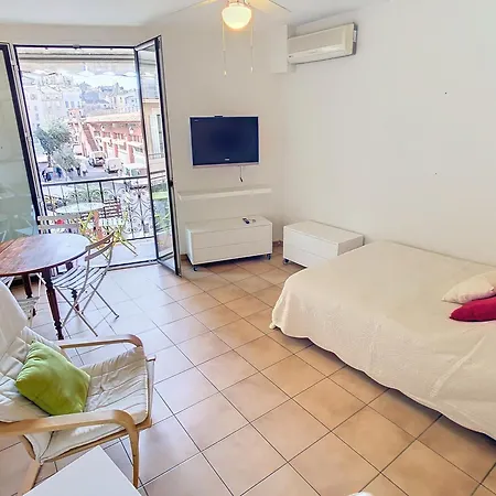 Apartment With View On Marche Forville For 2 128