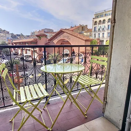 Apartment With View On Marche Forville For 2 128 *